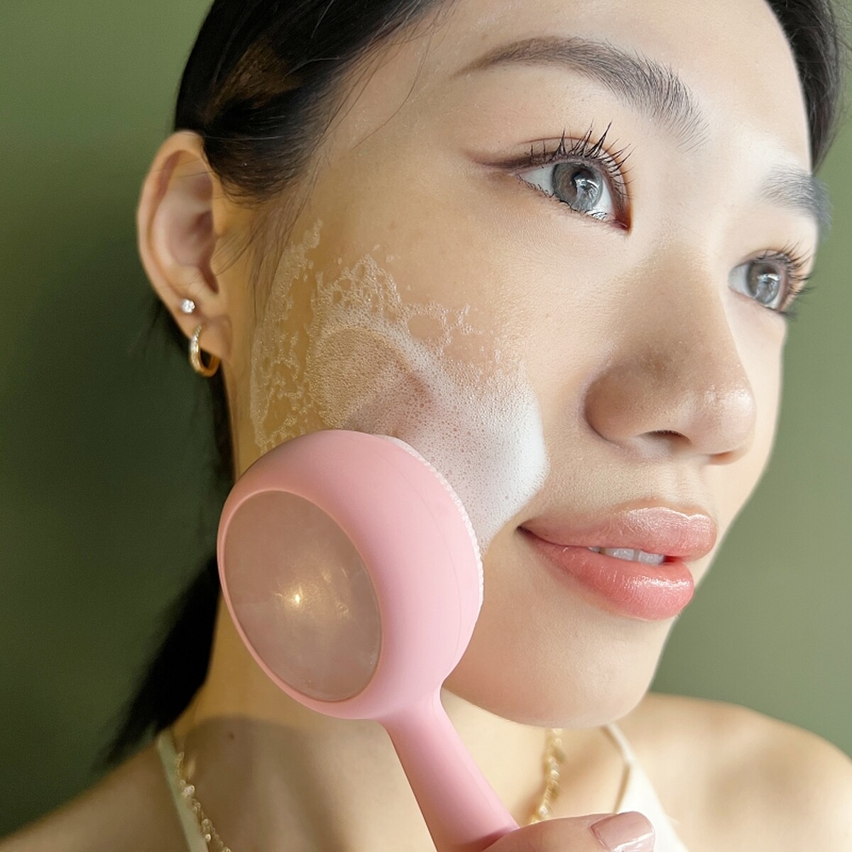 PMD Pro Gemstone潔顏超導晶石美膚儀使用示意。