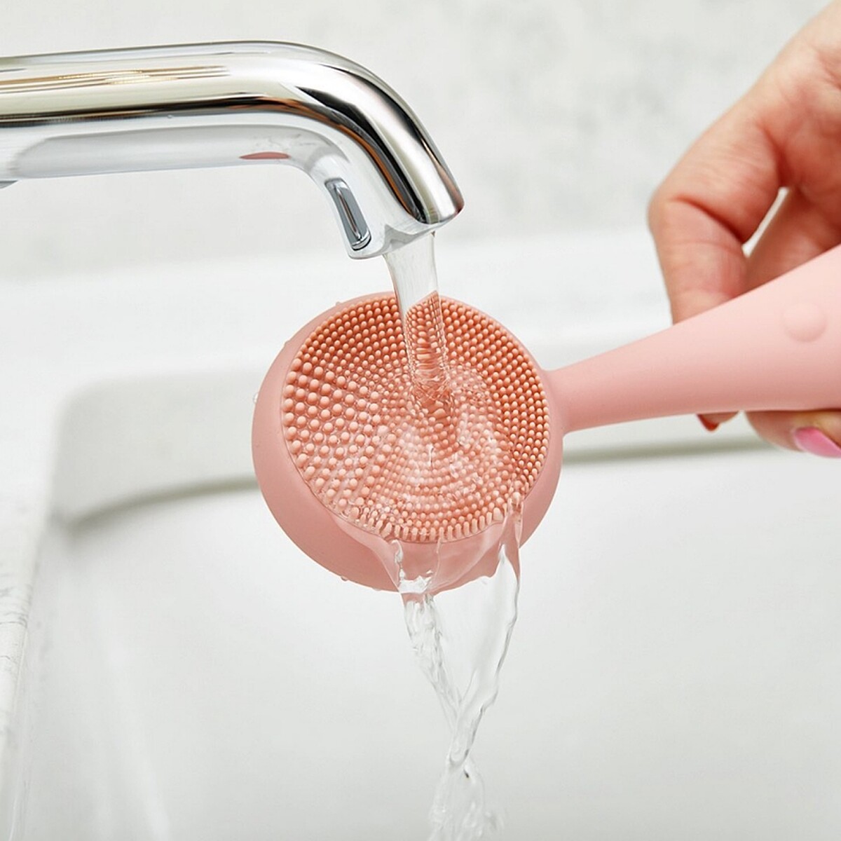 PMD beauty美膚儀全機身防水，醫療矽膠刷頭可直接沖水清洗。