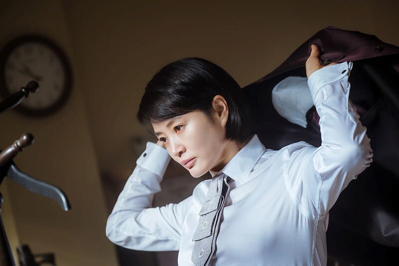 金惠秀在《少年法庭》飾演法官沈恩錫