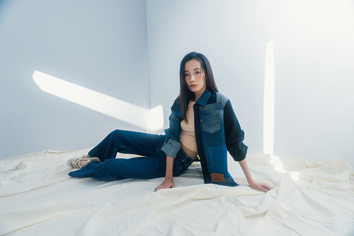 短版夾克向Levi's經典Type III丹寧夾克致敬，拼接深淺各色回收丹寧，賦予休閒夾克不一樣的活潑個性