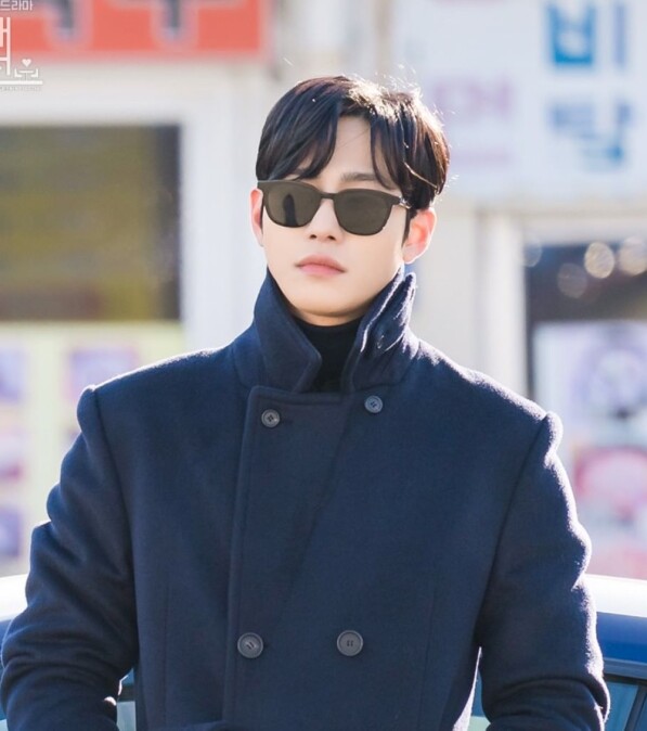 安孝燮戴上墨鏡充滿高貴神秘感