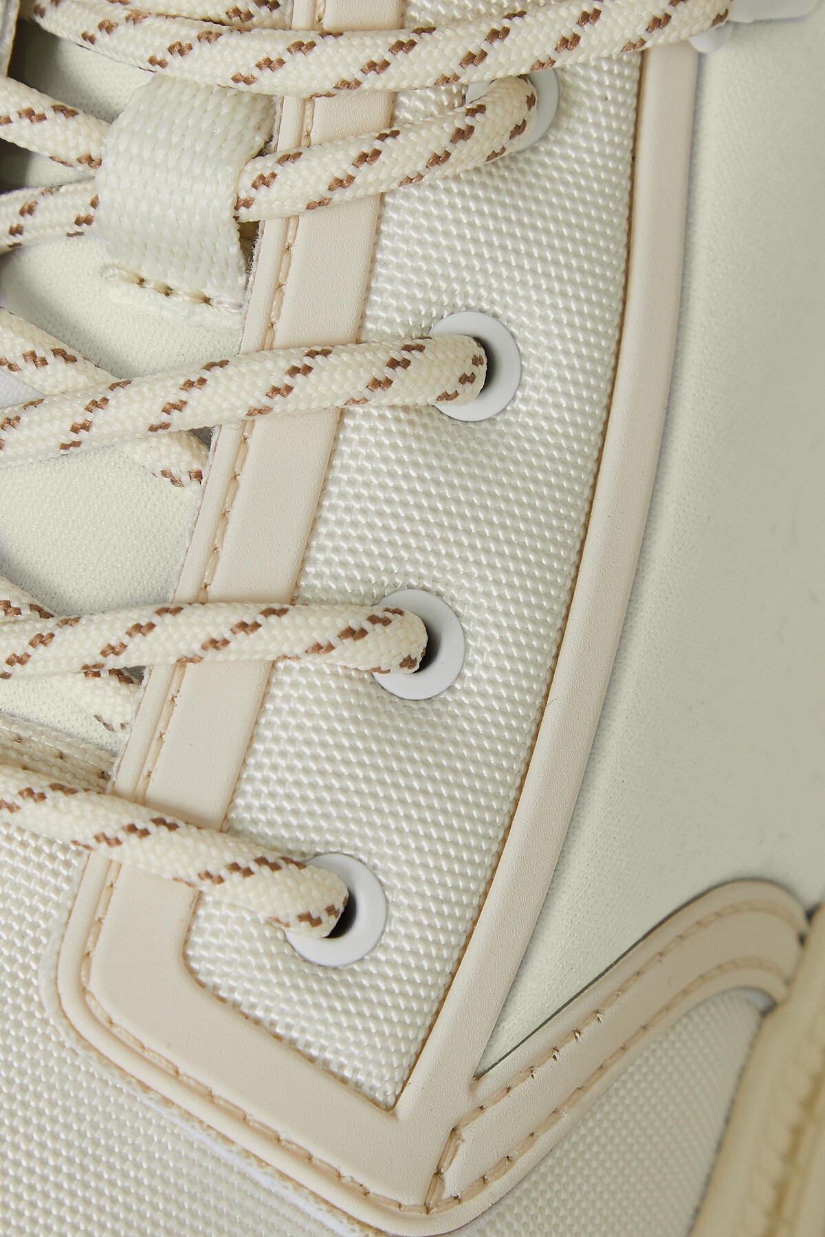 太空棉與再生科技纖維的異材質拼接