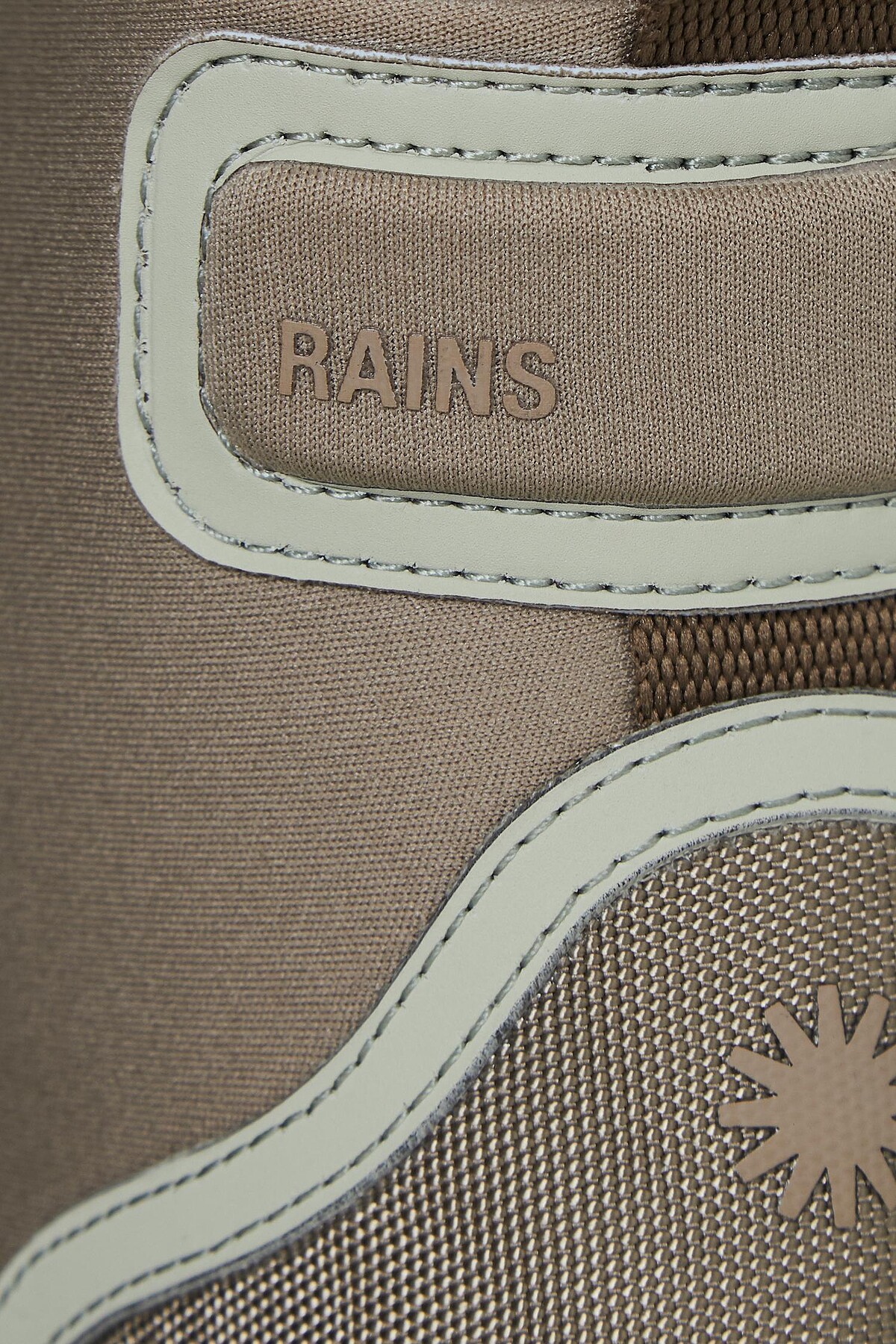 後鞋跟位置壓印上Rains logo點綴