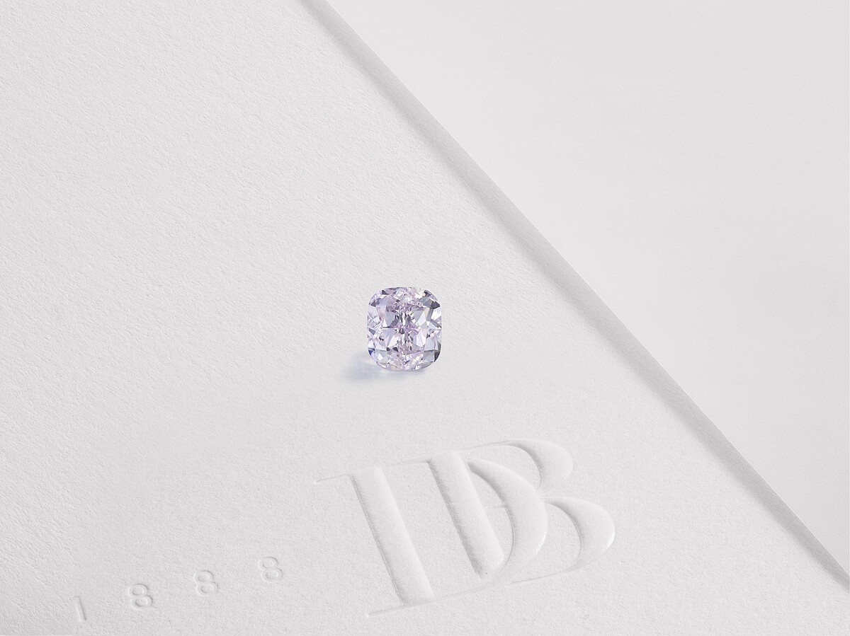 Aura 枕形切割紫鑽高級珠寶戒指主鑽。