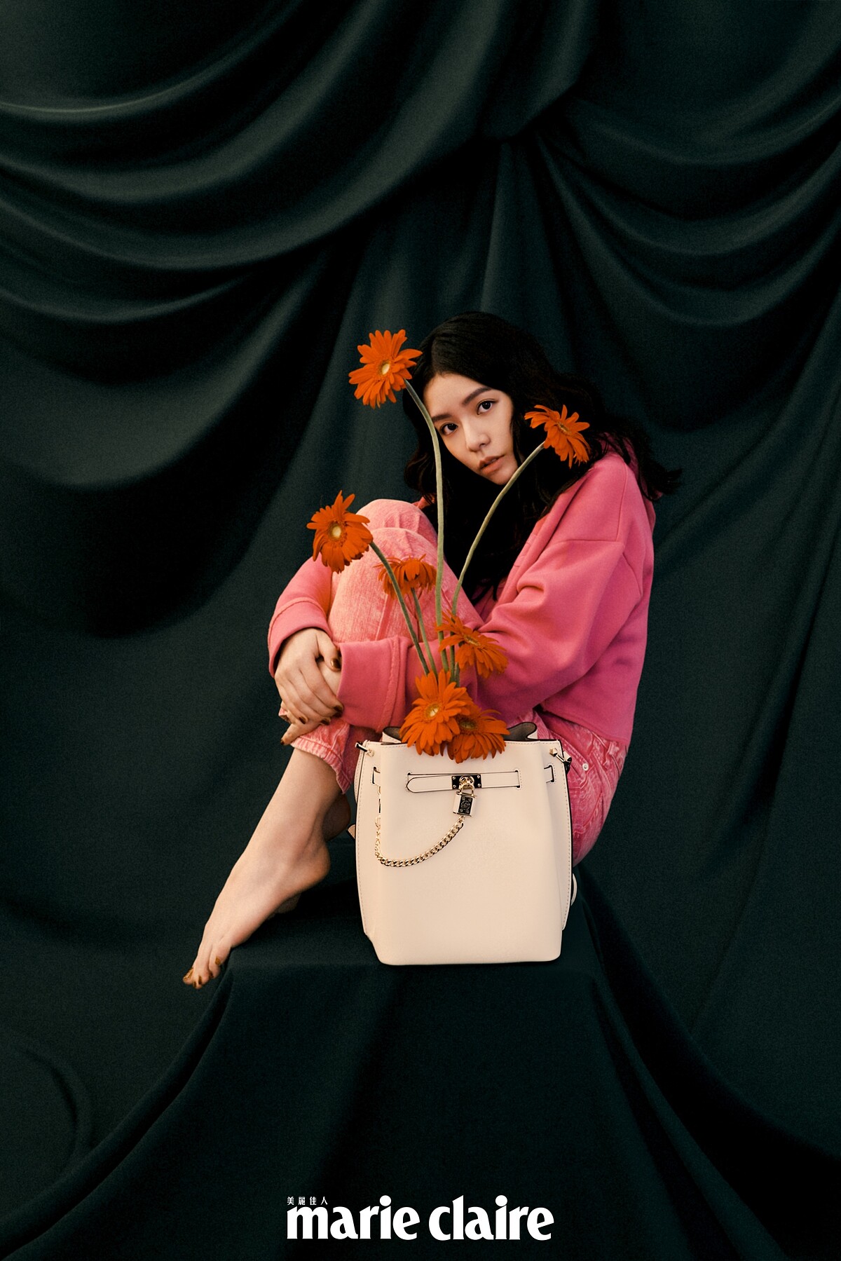 白色Hamilton Legacy香檳包、粉色短版連帽上衣、粉色牛仔長褲，all by MICHAEL Michael Kors。