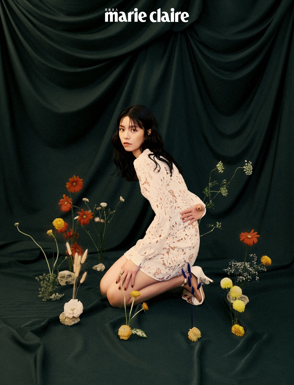 咖啡色Devon鍊帶包、白色蕾絲印花洋裝、高跟涼鞋，all by MICHAEL Michael Kors。