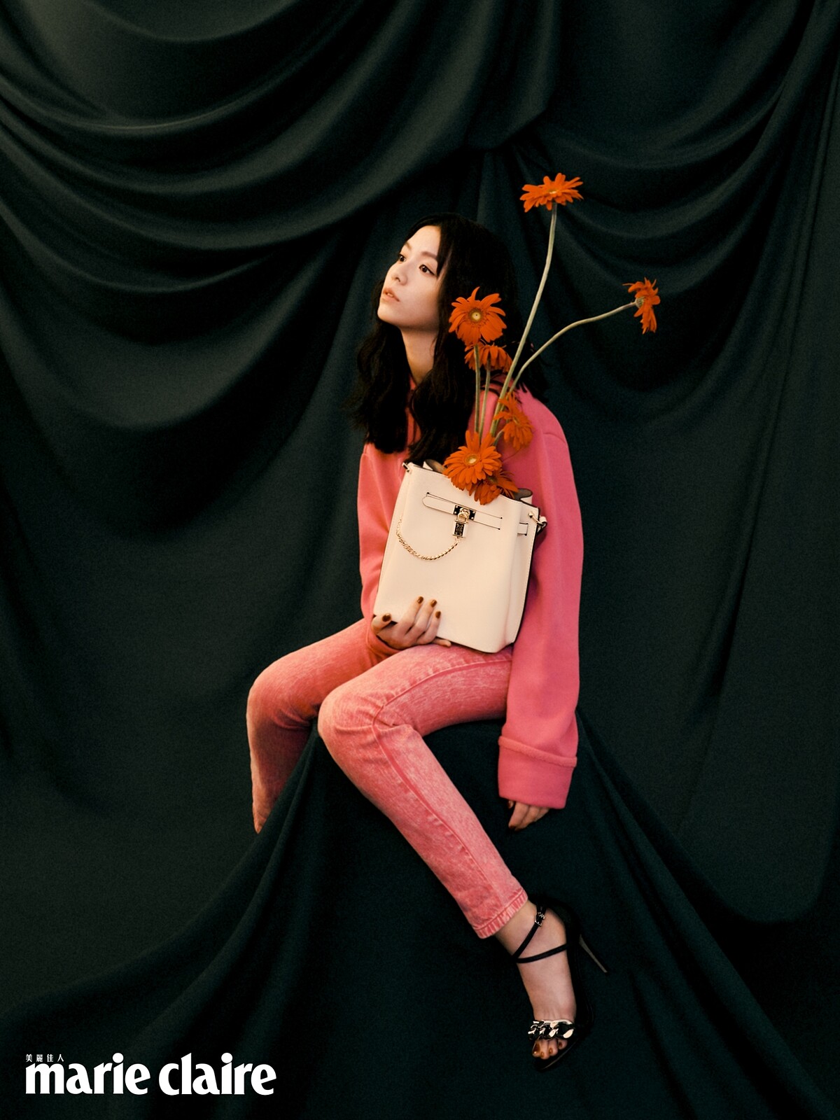 白色Hamilton Legacy香檳包、粉色短版連帽上衣、粉色牛仔長褲、金屬鍊裝飾高跟涼鞋，all by MICHAEL Michael Kors。