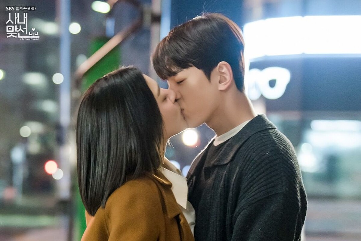 《社內相親》金旻奎與薛仁雅互動自然