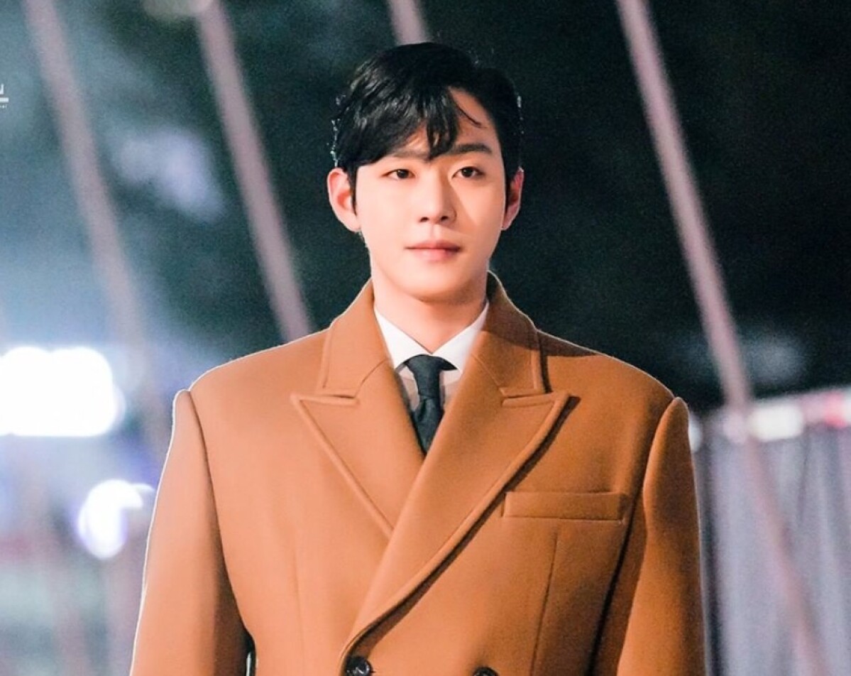 安孝燮箭領大衣氣勢強