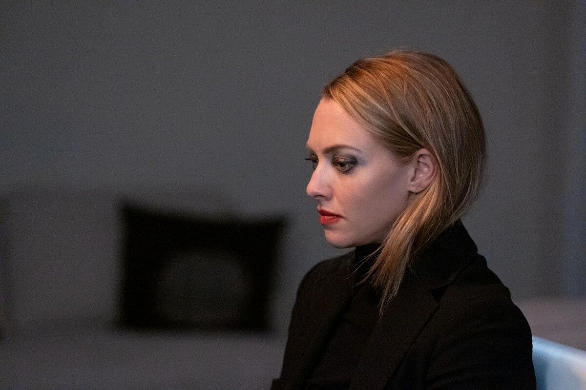 伊莉莎白到底是個盲目樂觀者，相信自己只要時間就能成功，所以先選擇說謊撐過每一關，還是天生就是個能框到政商名流高層的詐欺好手，也是讓人很好奇的部分。