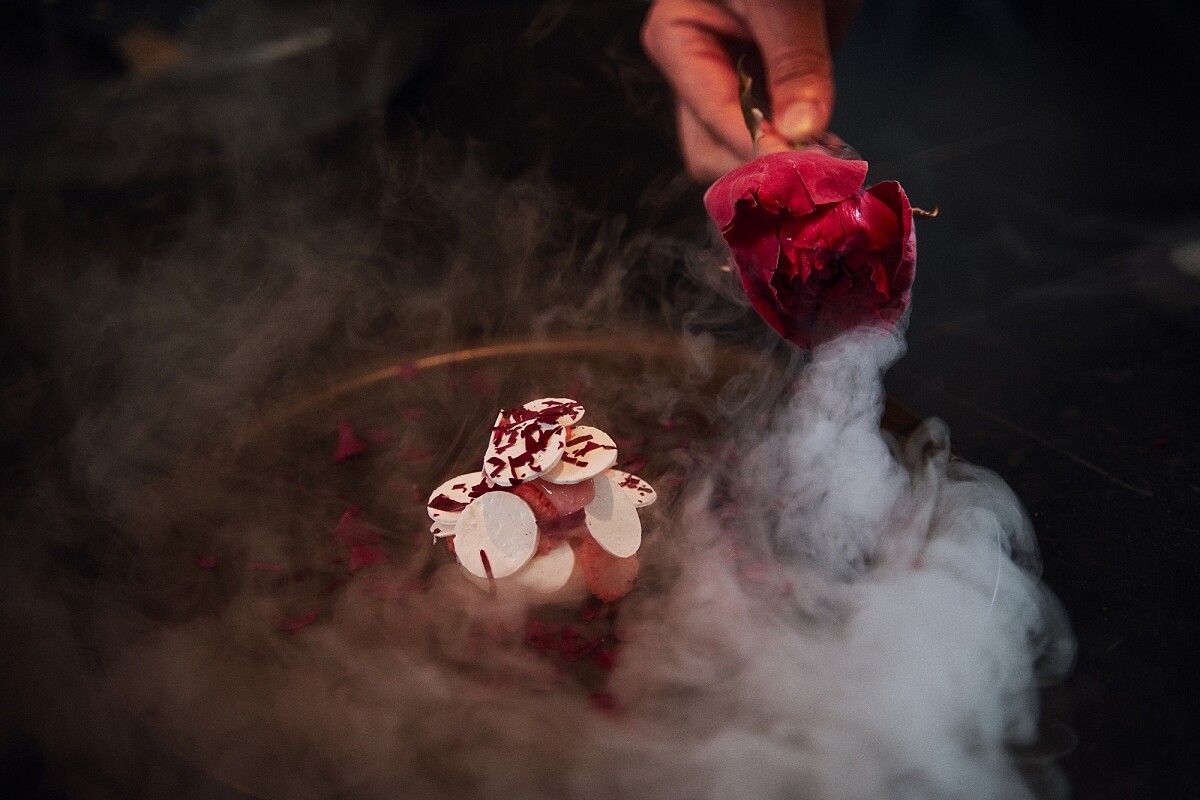 以畫作《沒有黑 Without Darkness》的料理創作。