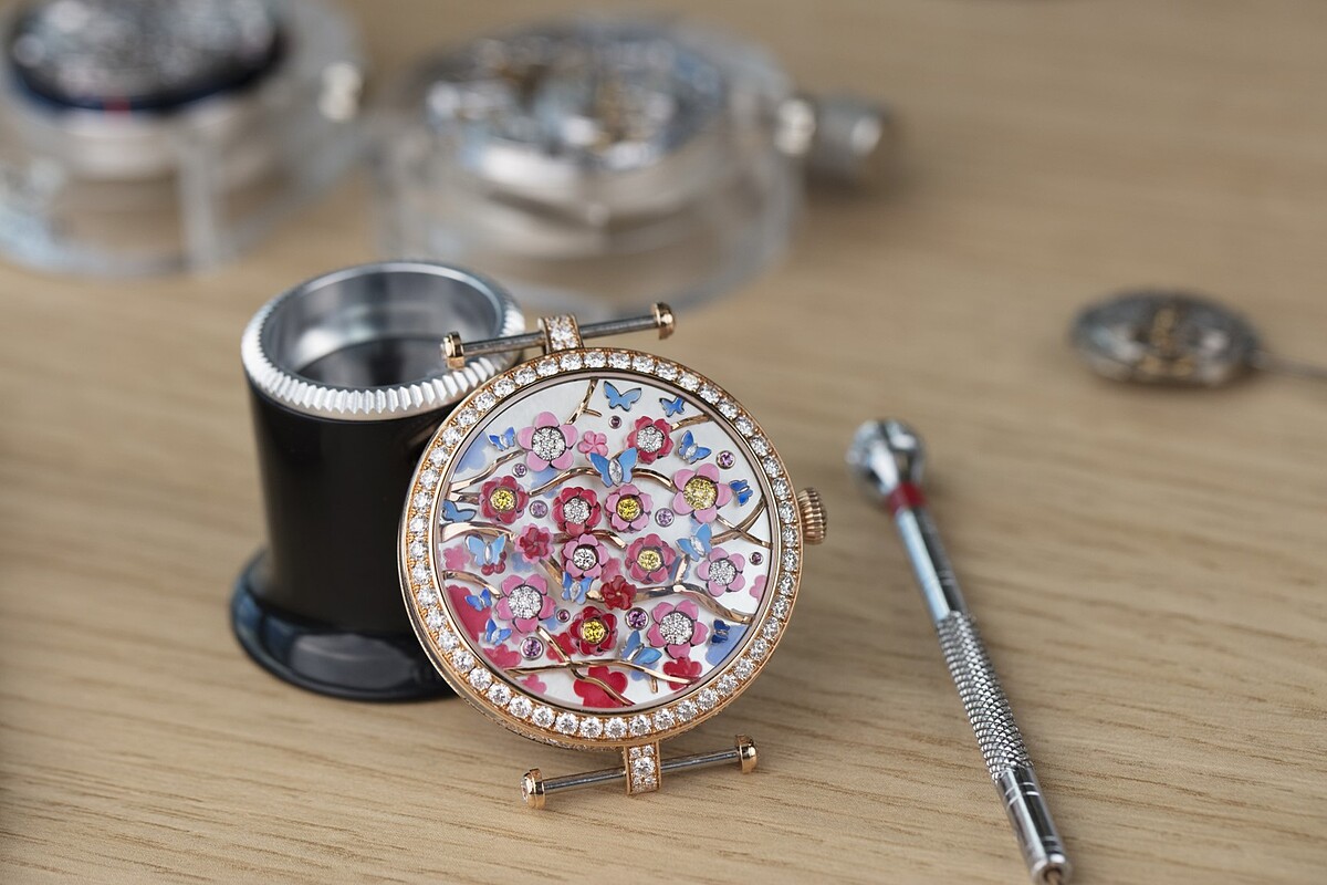 VCA梵克雅寶2022年度新錶：「Poetic Complications 詩意複雜系列 Lady Arpels Heures Florales 腕錶」工藝細節
