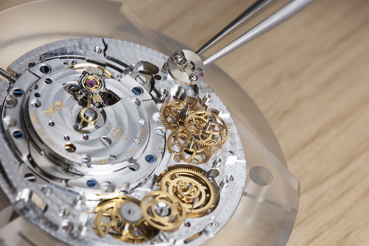 VCA梵克雅寶2022年度新錶：「Poetic Complications 詩意複雜系列 Lady Arpels Heures Florales 腕錶」工藝細節