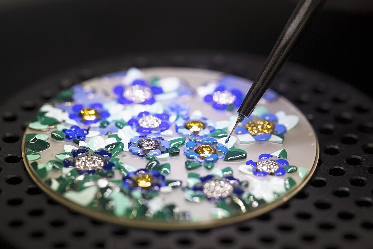 VCA梵克雅寶2022年度新錶：「Poetic Complications 詩意複雜系列 Lady Arpels Heures Florales 腕錶」工藝細節