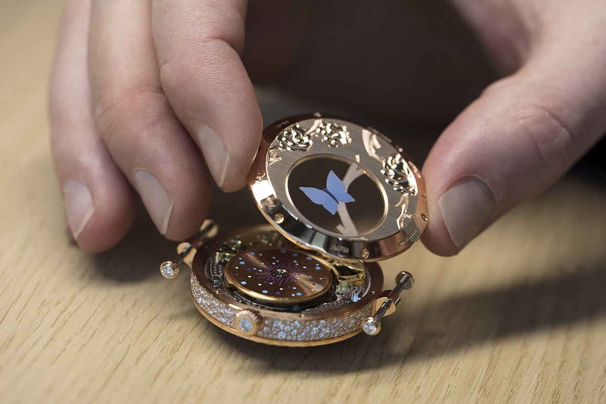 VCA梵克雅寶2022年度新錶：「Poetic Complications 詩意複雜系列 Lady Arpels Heures Florales 腕錶」工藝細節