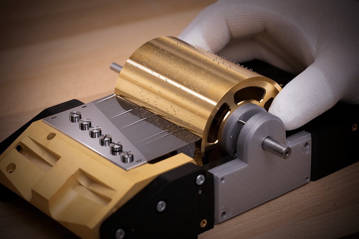 VCA梵克雅寶2022年度新錶：「Poetic Astronomy 詩意星象系列 Plan&eacute;tarium Automaton 自動機械裝置」細節圖 (音樂盒)