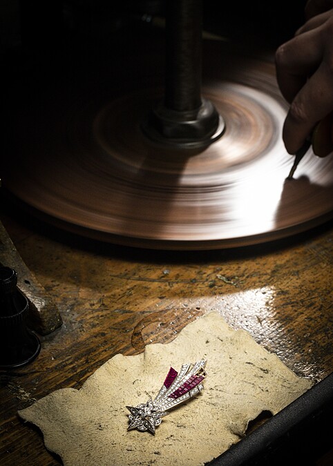 VCA梵克雅寶2022年度新錶：「Poetic Astronomy 詩意星象系列 Plan&eacute;tarium Automaton 自動機械裝置」細節圖 (彗星)