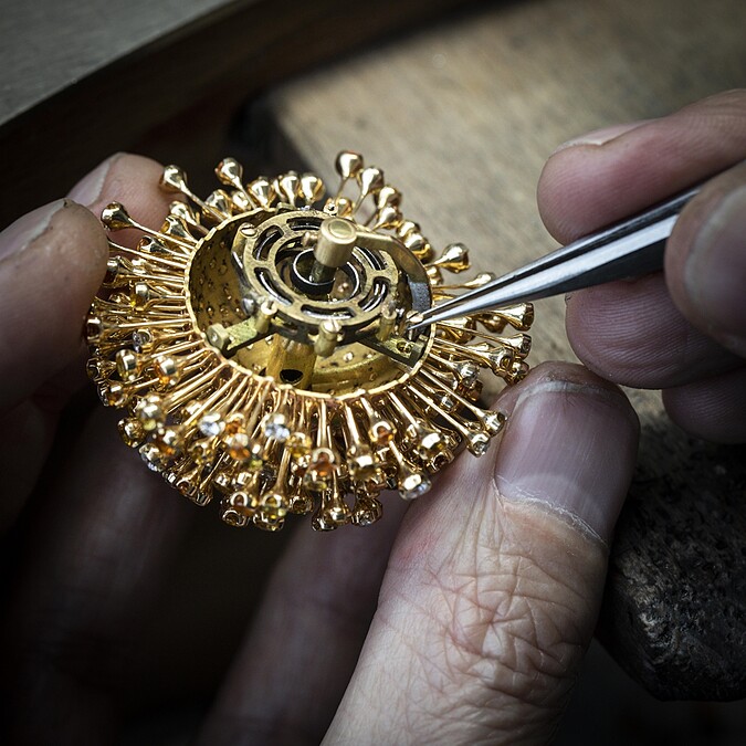 VCA梵克雅寶2022年度新錶：「Poetic Astronomy 詩意星象系列 Plan&eacute;tarium Automaton 自動機械裝置」細節圖 (太陽)