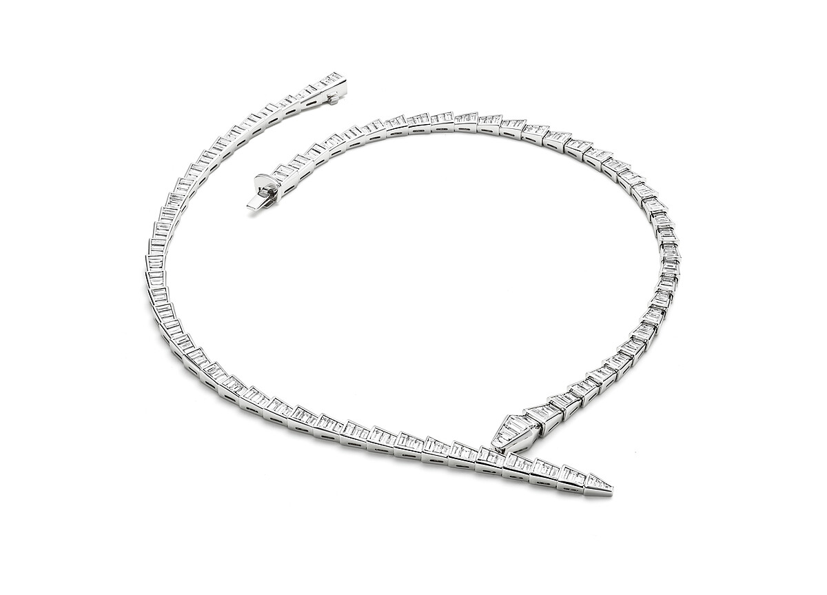BVLGARI SERPENTI VIPER系列頂級鑽石項鍊 頂級白K金項鍊，鑲嵌218顆梯形切割鑽石(E-G VVS-VS總重約13.55克拉)。
