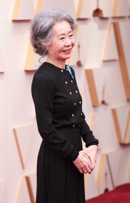 2022奧斯卡紅毯珠寶穿搭造型：尹汝貞（Yuh-Jung Youn）