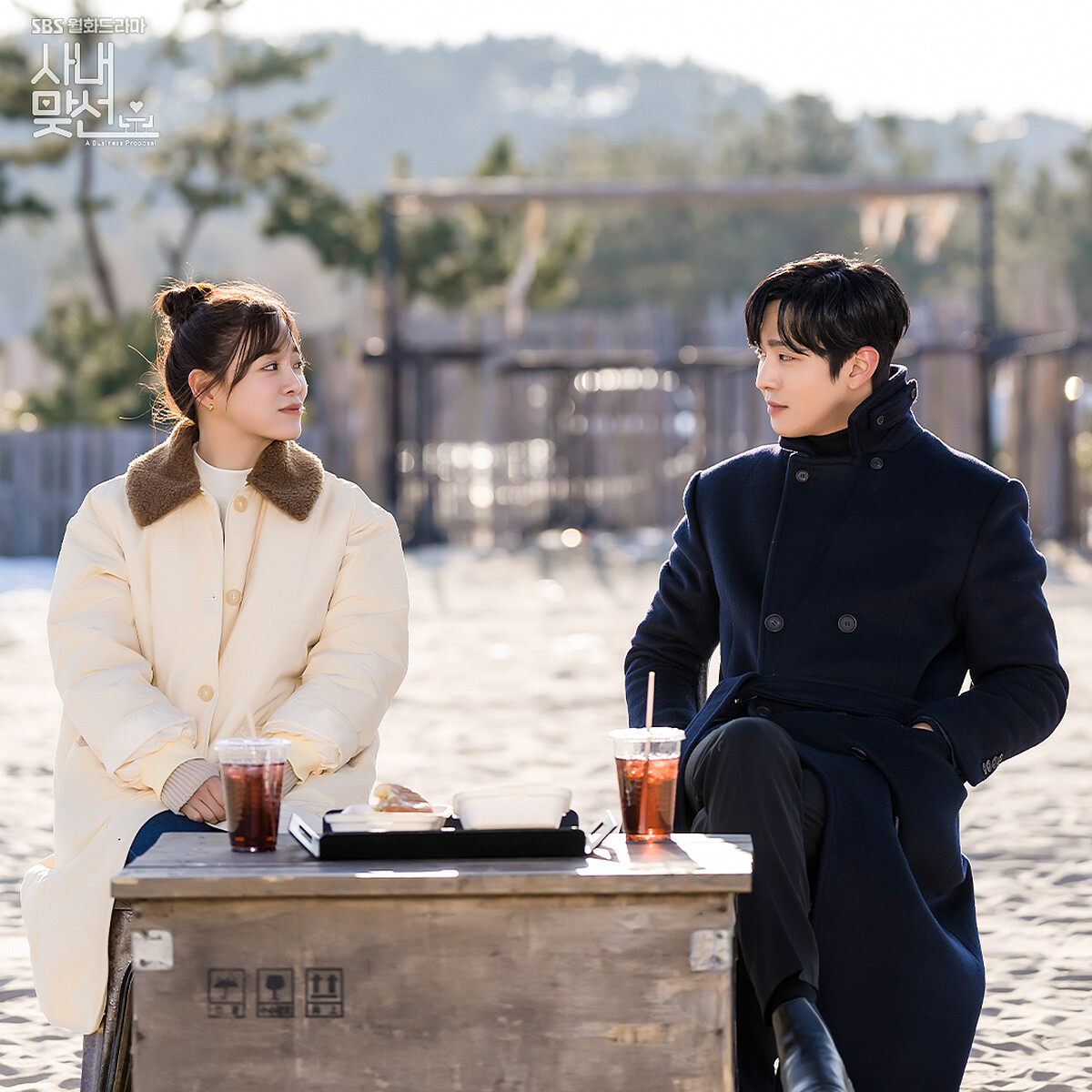 《社內相親》金世正安孝燮在海邊吃漢堡