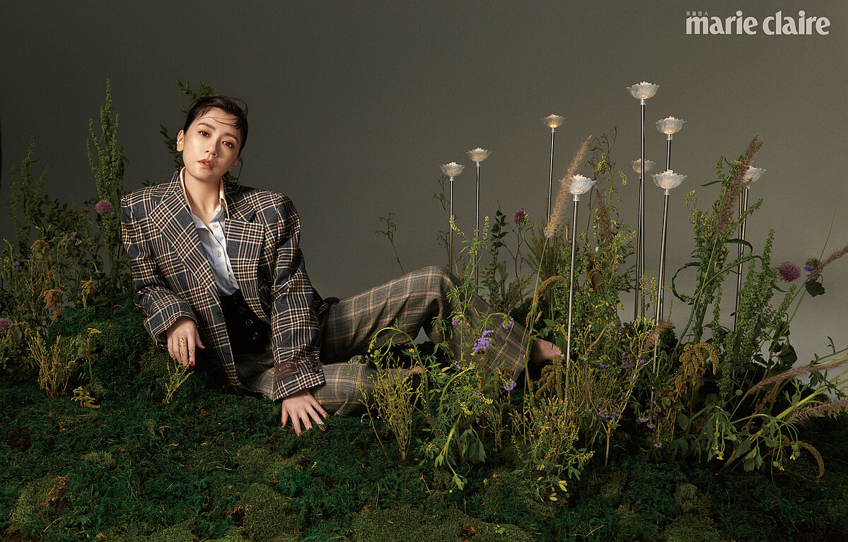 藍色襯衫、亞麻拼帆布西裝外套、黑色背心、亞麻拼帆布直筒褲，all by Gucci。