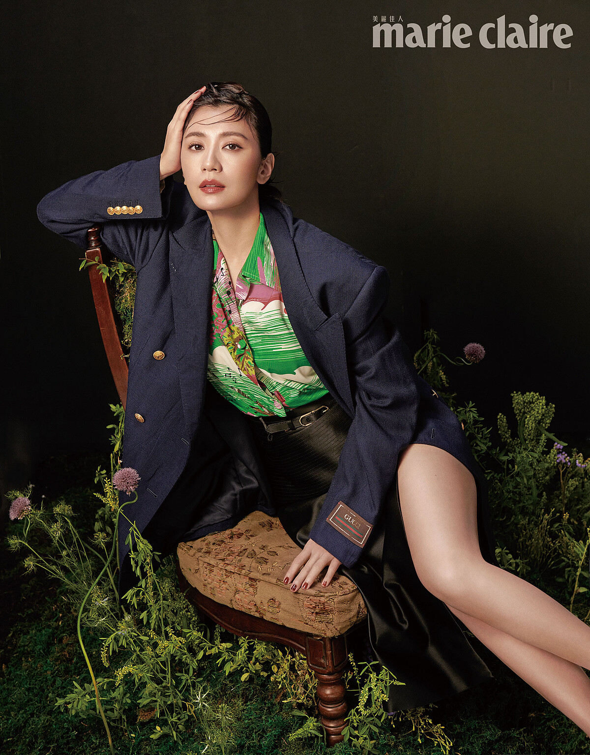 藍色翻領雙排扣夾克、印花短袖保齡球襯衫、黑色絲綢半身裙，all by Gucci。