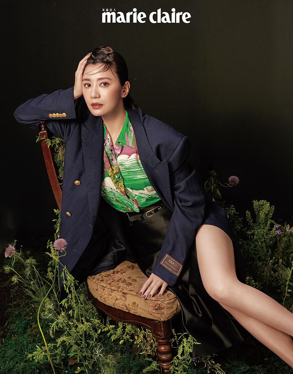 藍色翻領雙排扣夾克、印花短袖保齡球襯衫、黑色絲綢半身裙，all by Gucci。