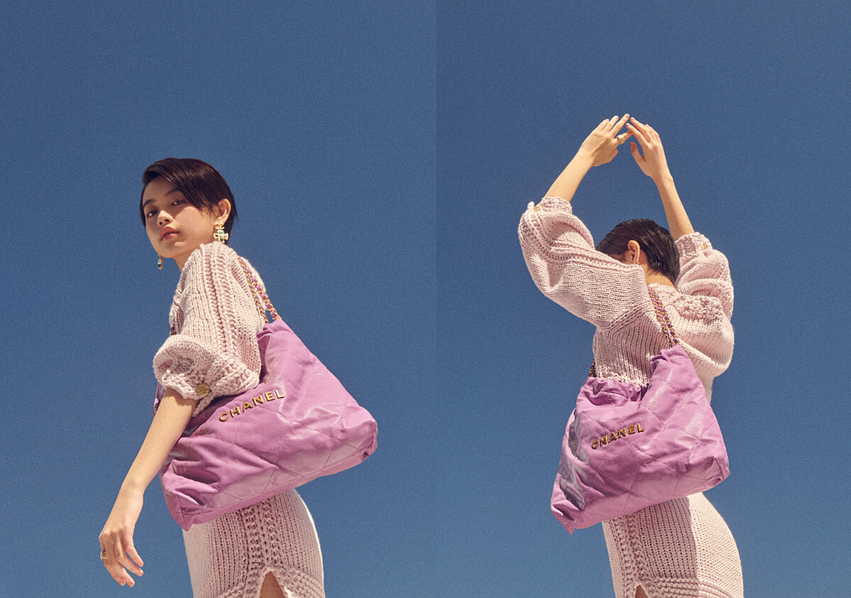 淡粉紅針織毛衣、淡粉紅半身裙、CHANEL 22包、服飾珠寶配件,All by CHANEL。
