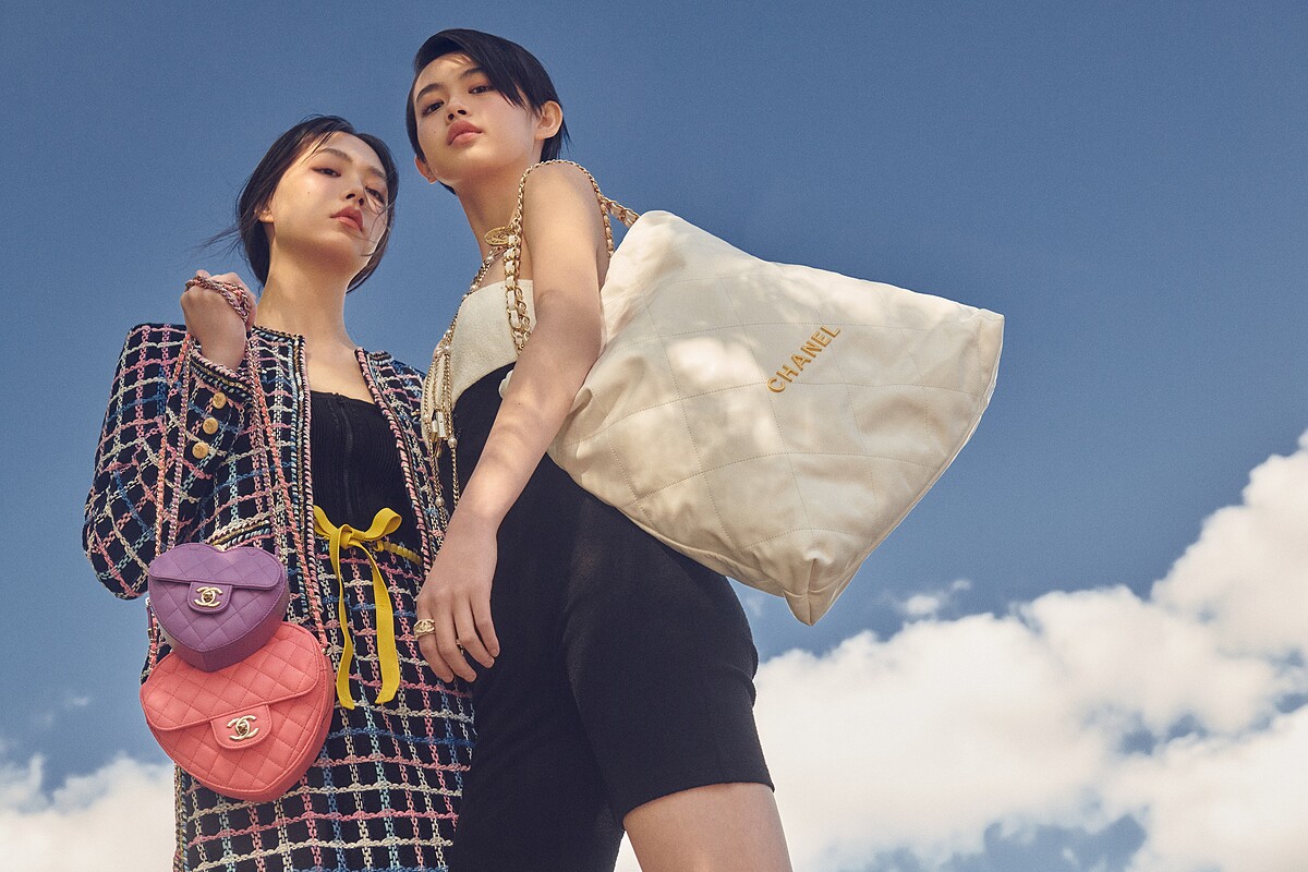 左:黑色彩色格紋斜紋軟呢外套與同款半身裙、黑色上衣、黃色腰帶、粉紫&粉紅愛心形包,All by CHANEL。右:黑白Jersey連身泳衣、CHANEL 22包、服飾珠寶配件,All by CHANEL。