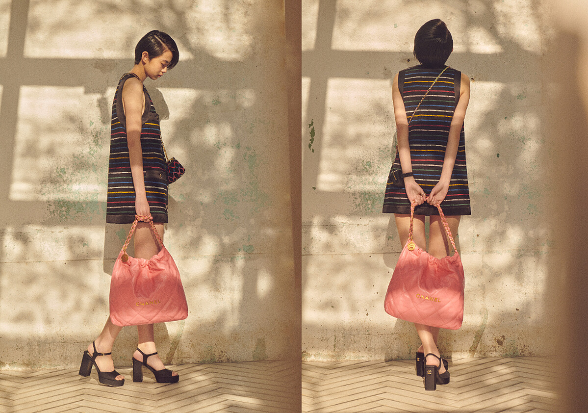 多彩條紋洋裝、CHANEL 22包、多彩皮穿鏈帶化妝包、高跟涼鞋,All by CHANEL。
