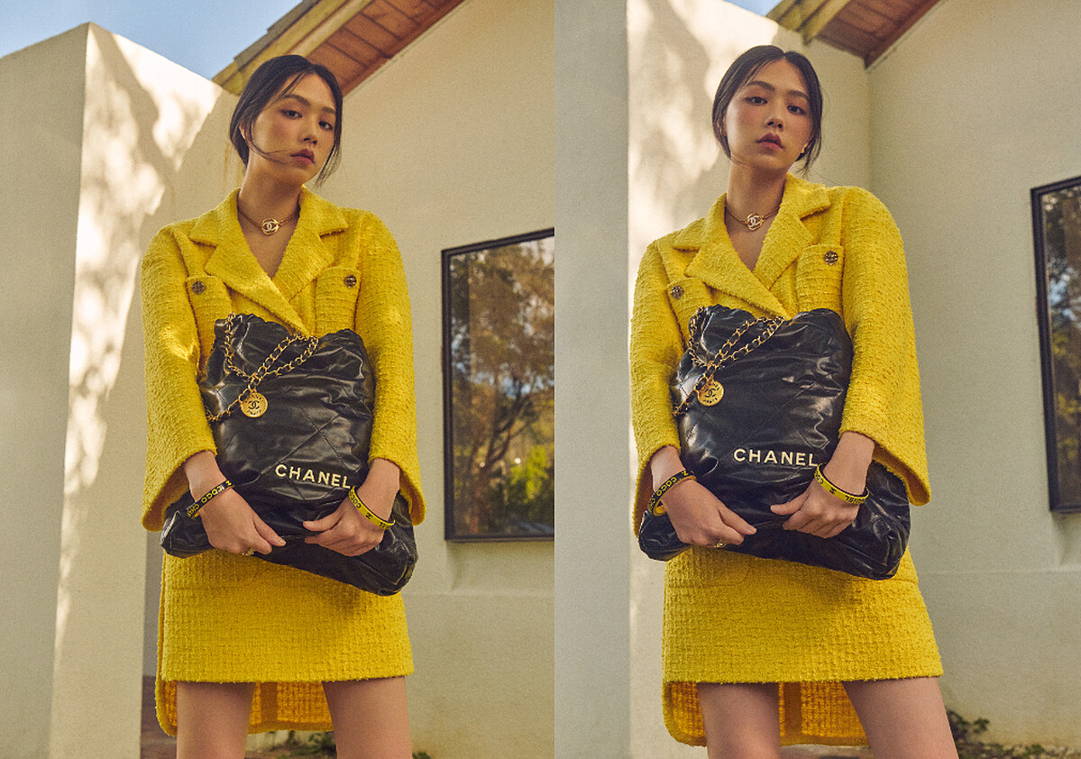 亮黃色斜紋軟呢外套與同款半身裙、CHANEL 22包、服飾珠寶配件,All by CHANEL。