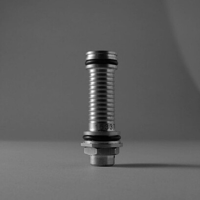 La bouche rouge可無限重複使用的金屬模具。坊間使用的耗損性模組一年可產生四億個廢棄量。