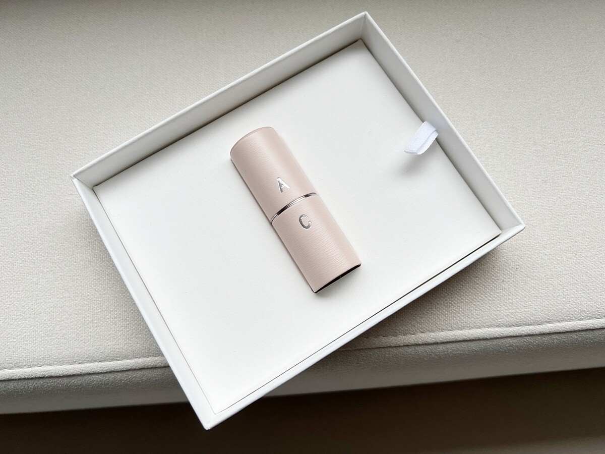 La bouche rouge唇膏皮套燙印。