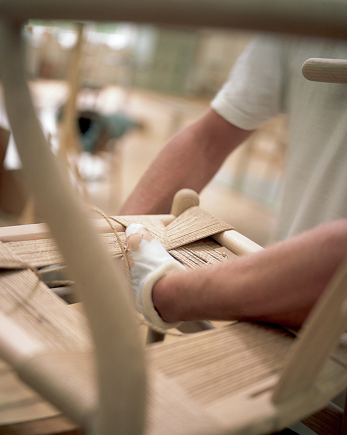 Y Chair椅面則使用原色天然紙纖維以手工編織。