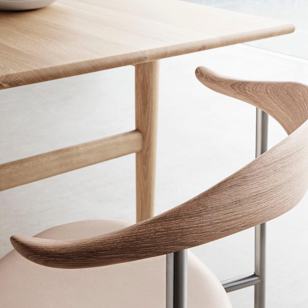 也是出自Wegner設計的名椅CH88。