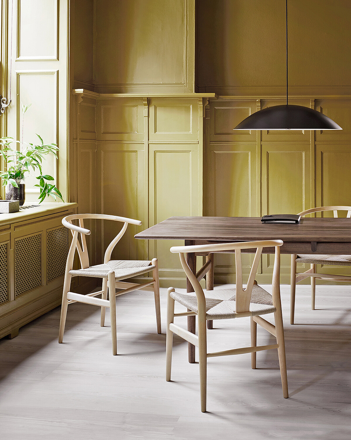 這是一張深受東方文化影響的名椅。