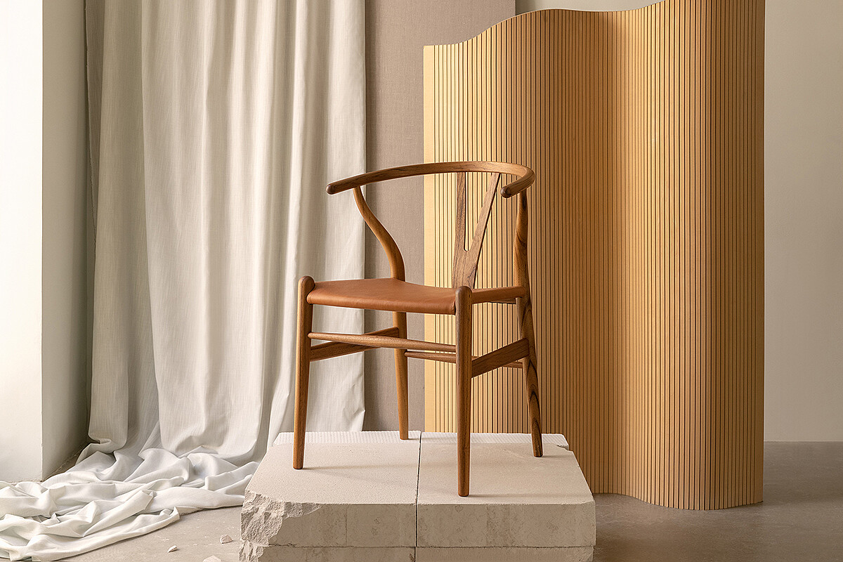 2022年108歲的限定版為 CH24．Wishbone Chair 特別選用曾是 Wegner 五〇年代經常使用的柚木材質製作。