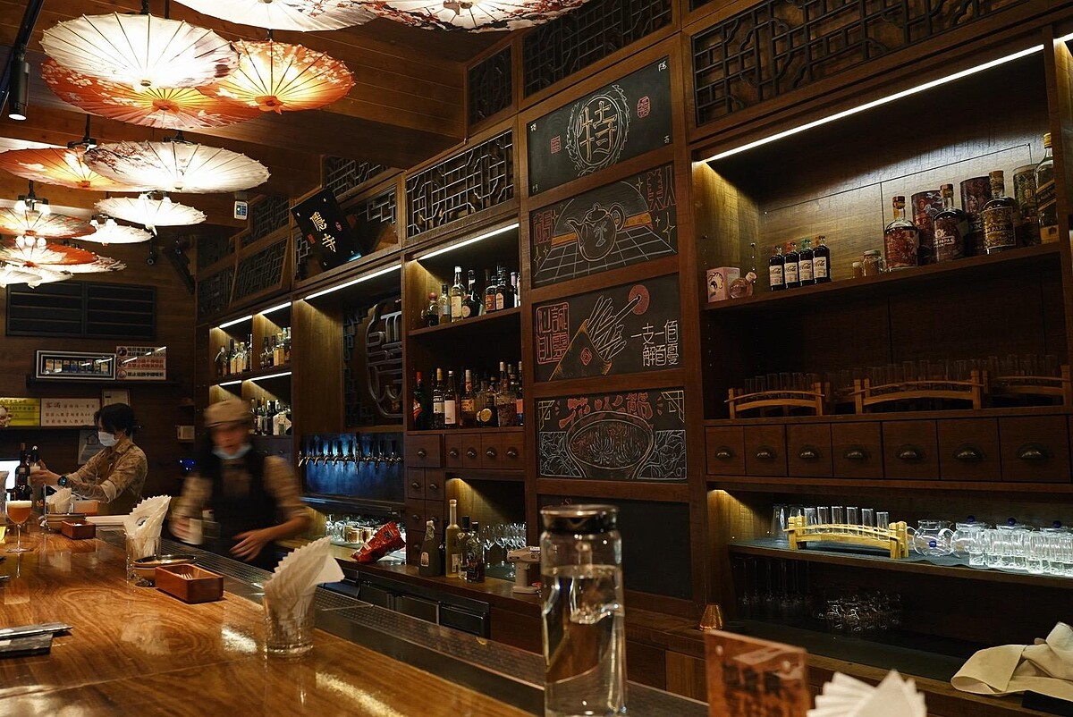 入門即可看見顯眼的吧台。