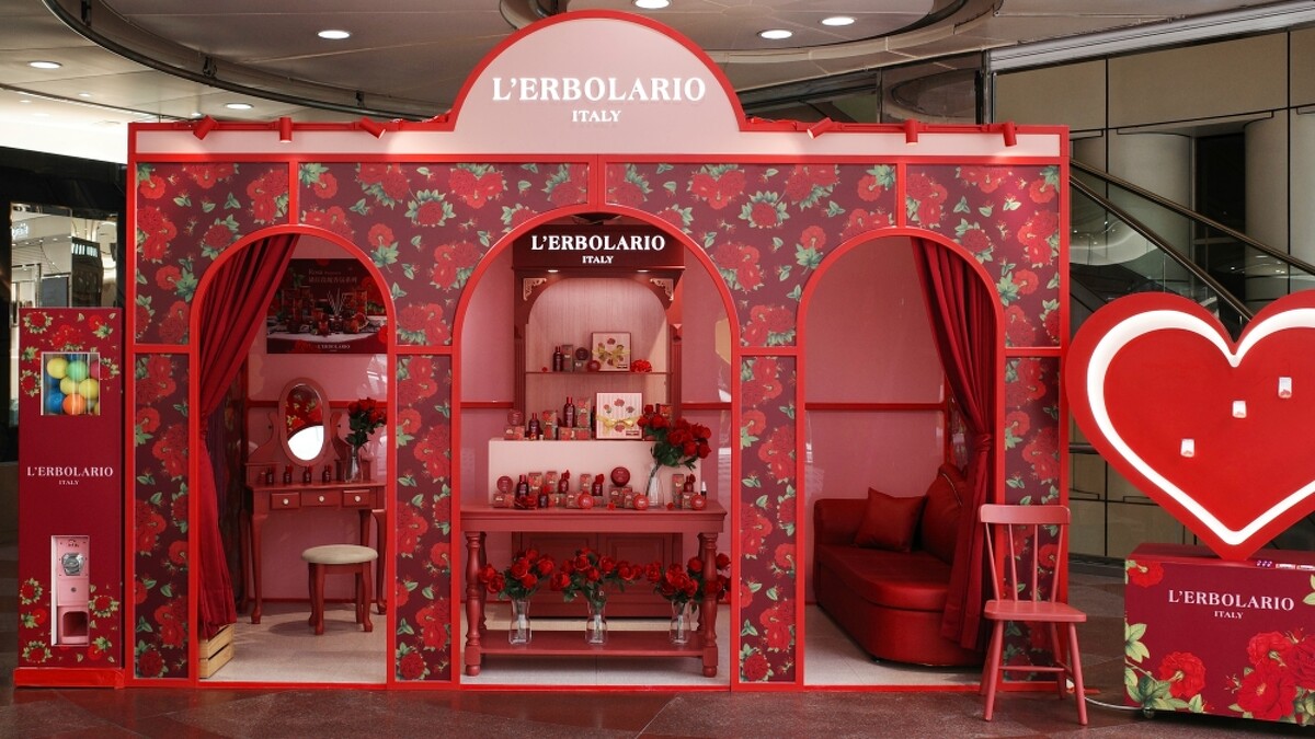 台北遠東SOGO忠孝館1F圓形廣場的L&lsquo;ERBOLARIO蕾莉歐緋紅莊園。