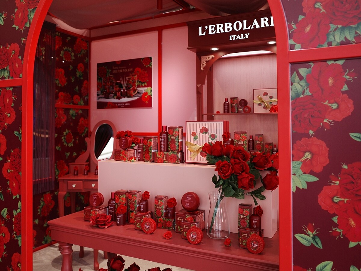 L&lsquo;ERBOLARIO蕾莉歐緋紅莊園陳列最新上市的緋紅玫瑰香氛系列單品。