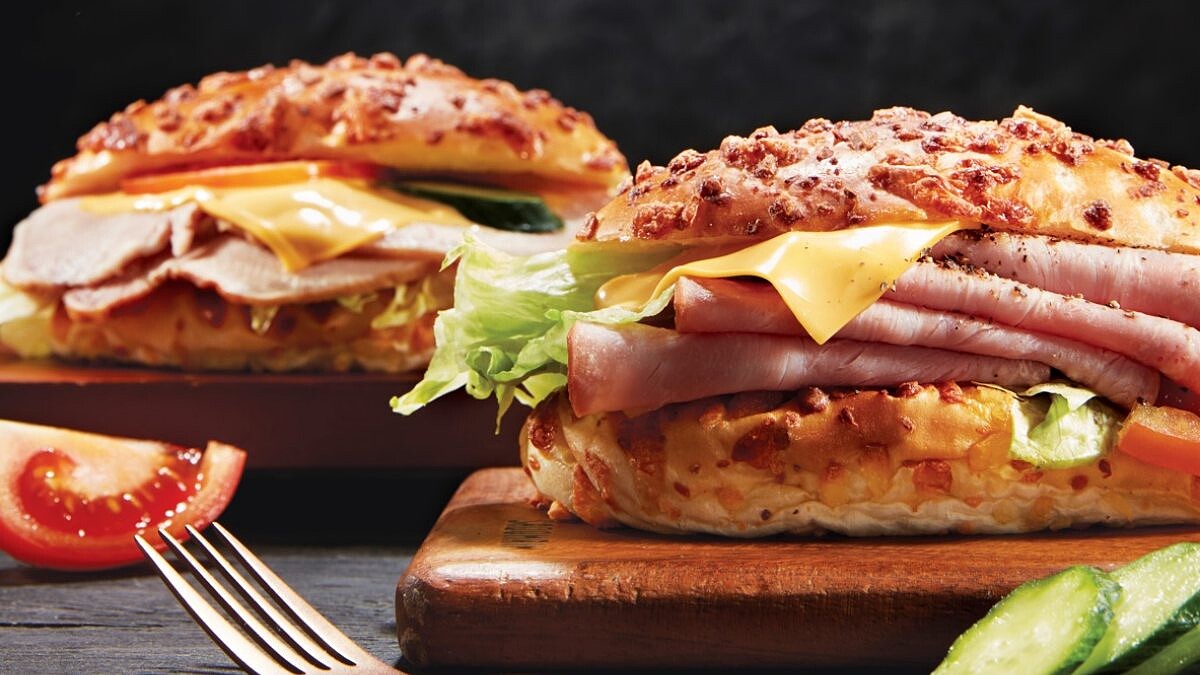 85度C推高CP值「火腿里肌起司堡」!高達5公分的滿滿餡料,50元有找