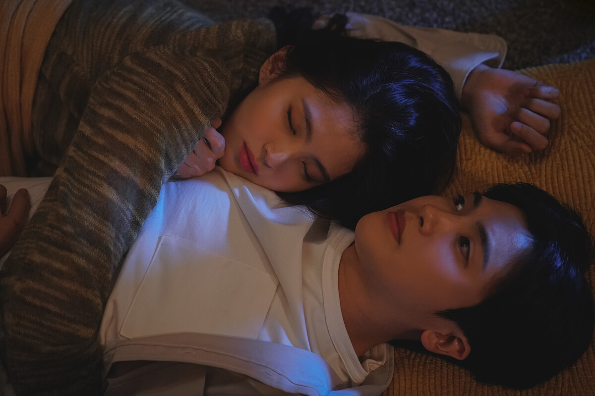 喝醉的恩秀因為太冷直接賴在宣宇身上，讓宣宇希望時間停在這一刻，卻又在隔天早晨自言自語類告白時擔心被醒來的恩秀聽到，發神經重複聲量語調的片段，完全就是又甜又搞笑。