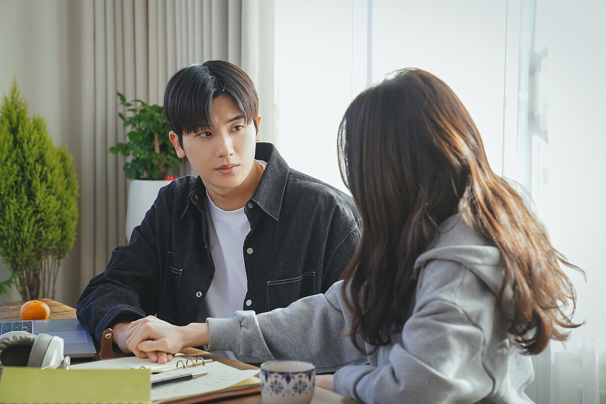 宣宇說單戀只能指尖接觸，恩秀整個將手覆上的時候，單戀糾結的情緒瞬間滿溢在宣宇的表情與眼神中，就連M編也能感受到他那份真摯全情付出無盡的愛。