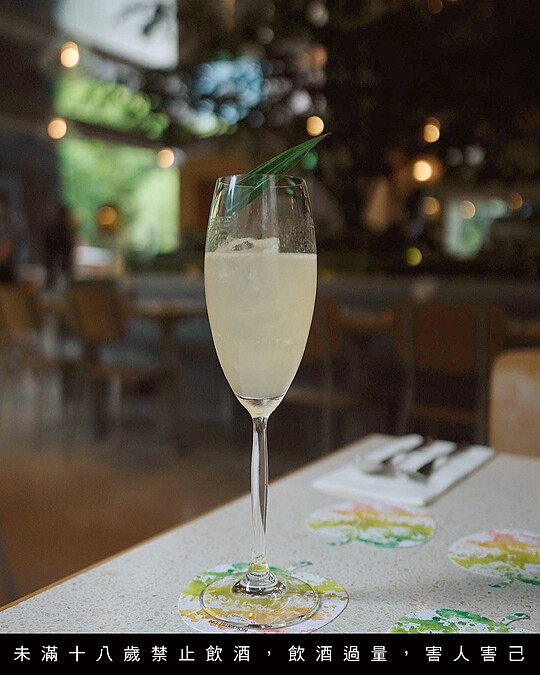 使用Cider Ronron Prototype 黃標特調蘋果酒與琴酒製作調酒,搭配上斑蘭葉的香氣。