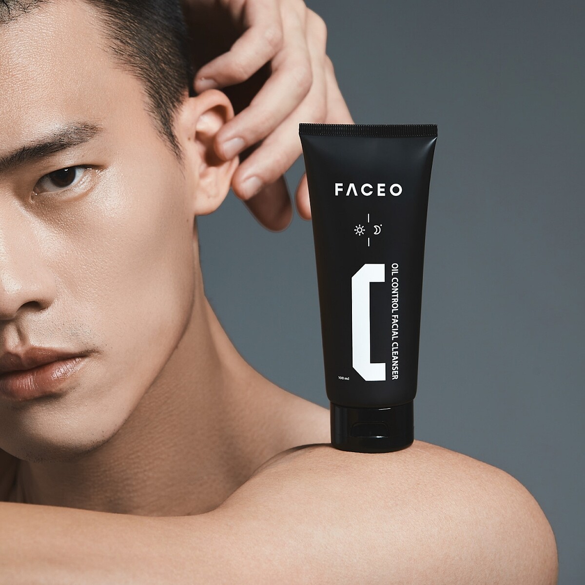 FACEO黑曜岩活萃保濕系列採用黑色瓶身，搭配數字提醒使用順序與情境。