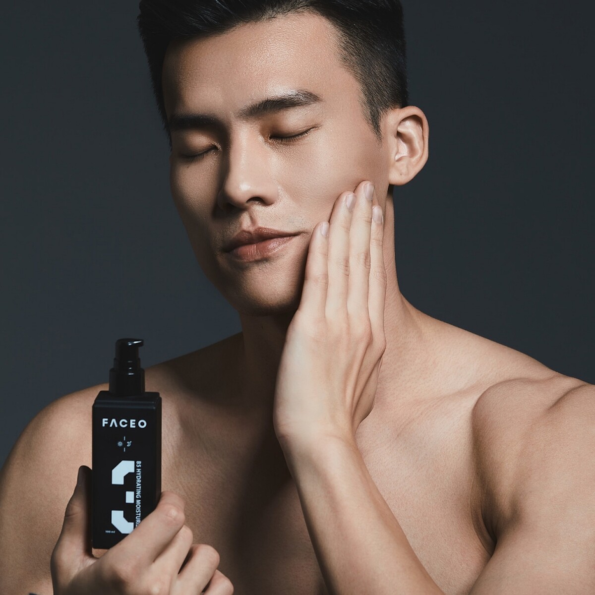 FACEO黑曜岩B5活萃保濕乳液使用情境。