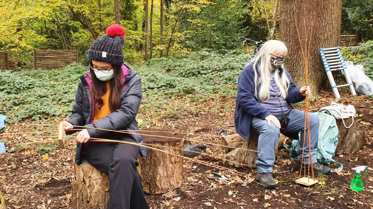 我參與了金斯頓當地生物多樣性社群辦的樹林編織工作坊，藉機學習與推廣ESIC。（photo/Louise)