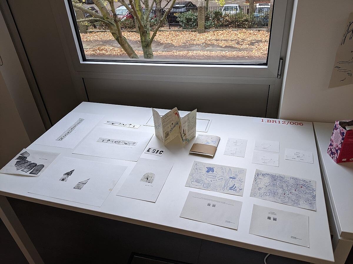 在課堂上展示作品。