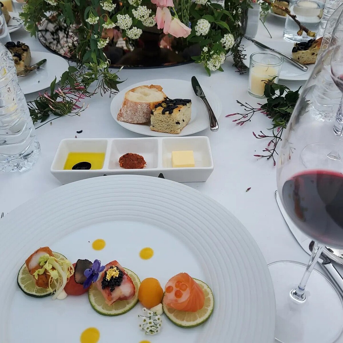 Ossetra魚子醬,舒肥海鮮,海膽籽,佐馬爾台斯醬;發酵法式長棍麵包,意式橄欖佛卡夏